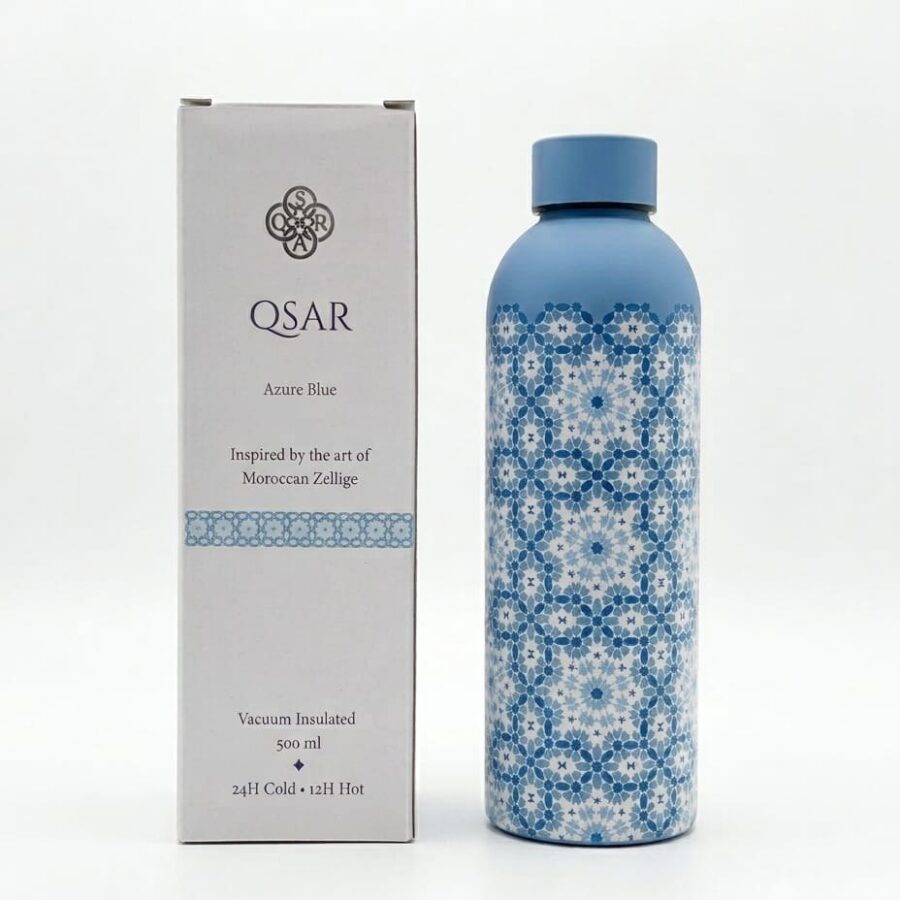 Bouteille isotherme QSAR Azure Blue à motif zellige bleu et blanc, posée à côté de son coffret premium