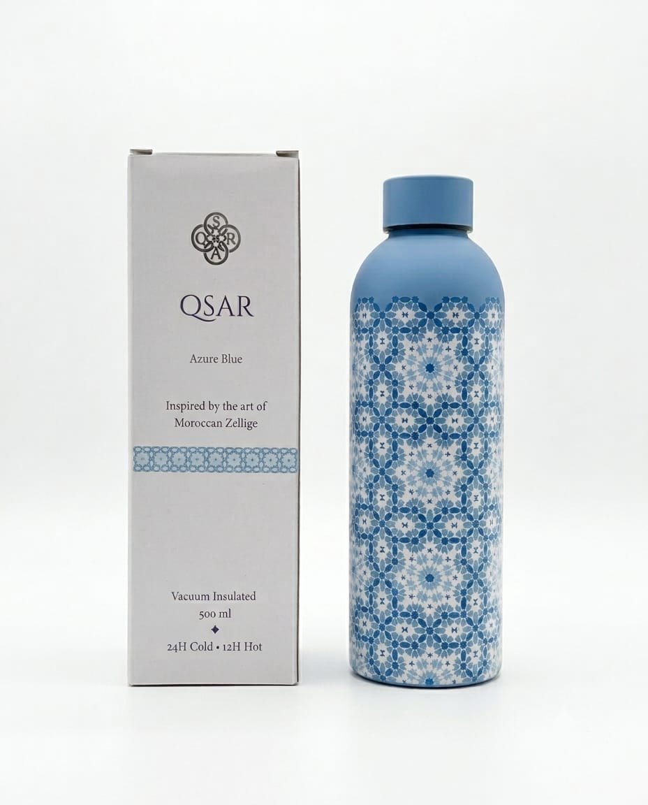 Bouteille isotherme QSAR Azure Blue à motif zellige bleu et blanc, posée à côté de son coffret premium