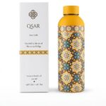 Bouteille isotherme QSAR Sand Gold à motif zellige sable, or et turquoise, posée à côté de son coffret premium