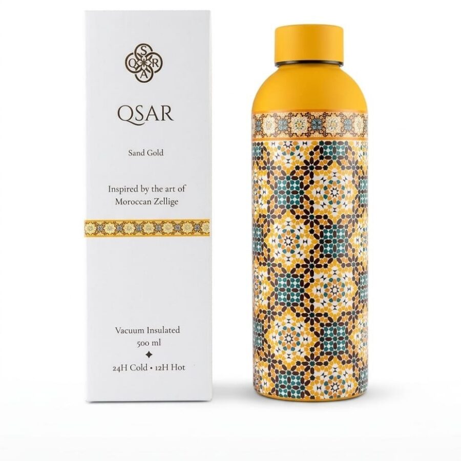 Bouteille isotherme QSAR Sand Gold à motif zellige sable, or et turquoise, posée à côté de son coffret premium